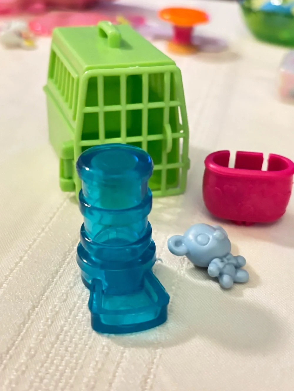 Barbie Green Pet Carrier Playset with Blue Water Dispenser and Pink Bowl